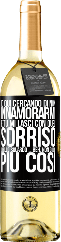 29,95 € Spedizione Gratuita | Vino bianco Edizione WHITE Qui sto cercando di non innamorarmi e tu mi lasci con quel sorriso, quello sguardo ... beh, non gioco più così Etichetta Nera. Etichetta personalizzabile Vino giovane Raccogliere 2024 Verdejo