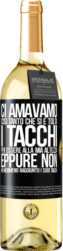 29,95 € Spedizione Gratuita | Vino bianco Edizione WHITE Ci amavamo così tanto che si è tolta i tacchi per essere alla mia altezza, eppure non ho nemmeno raggiunto i suoi tacchi Etichetta Nera. Etichetta personalizzabile Vino giovane Raccogliere 2024 Verdejo