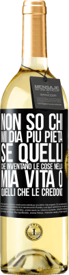 29,95 € Spedizione Gratuita | Vino bianco Edizione WHITE Non so chi mi dia più pietà, se quelli che inventano le cose nella mia vita o quelli che le credono Etichetta Nera. Etichetta personalizzabile Vino giovane Raccogliere 2024 Verdejo