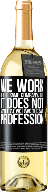 29,95 € Бесплатная доставка | Белое вино Издание WHITE То, что мы работаем в одной компании, не означает, что у нас одна профессия Черная метка. Настраиваемая этикетка Молодое вино Урожай 2023 Verdejo