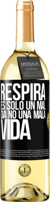 29,95 € Envío gratis | Vino Blanco Edición WHITE Respira, es sólo un mal día, no una mala vida Etiqueta Negra. Etiqueta personalizable Vino joven Cosecha 2023 Verdejo