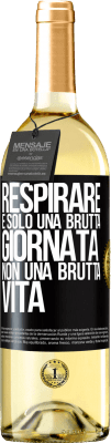 29,95 € Spedizione Gratuita | Vino bianco Edizione WHITE Respirare, è solo una brutta giornata, non una brutta vita Etichetta Nera. Etichetta personalizzabile Vino giovane Raccogliere 2023 Verdejo