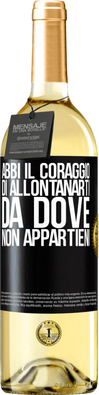 29,95 € Spedizione Gratuita | Vino bianco Edizione WHITE Abbi il coraggio di allontanarti da dove non appartieni Etichetta Nera. Etichetta personalizzabile Vino giovane Raccogliere 2024 Verdejo