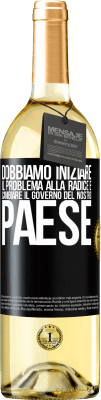 29,95 € Spedizione Gratuita | Vino bianco Edizione WHITE Dobbiamo iniziare il problema alla radice e cambiare il governo del nostro paese Etichetta Nera. Etichetta personalizzabile Vino giovane Raccogliere 2024 Verdejo