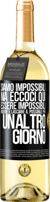 29,95 € Spedizione Gratuita | Vino bianco Edizione WHITE Siamo impossibili, ma eccoci qui, essere impossibili insieme e lasciare il possibile per un altro giorno Etichetta Nera. Etichetta personalizzabile Vino giovane Raccogliere 2024 Verdejo