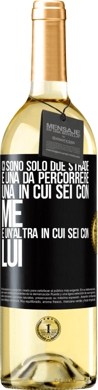 29,95 € Spedizione Gratuita | Vino bianco Edizione WHITE Ci sono solo due strade e una da percorrere, una in cui sei con me e un'altra in cui sei con lui Etichetta Nera. Etichetta personalizzabile Vino giovane Raccogliere 2024 Verdejo