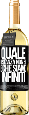 29,95 € Spedizione Gratuita | Vino bianco Edizione WHITE Quale distanza non sa è che siamo infiniti Etichetta Nera. Etichetta personalizzabile Vino giovane Raccogliere 2024 Verdejo