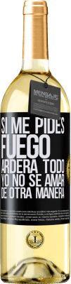 29,95 € Envío gratis | Vino Blanco Edición WHITE Si me pides fuego, arderá todo. Yo no sé amar de otra manera Etiqueta Negra. Etiqueta personalizable Vino joven Cosecha 2024 Verdejo