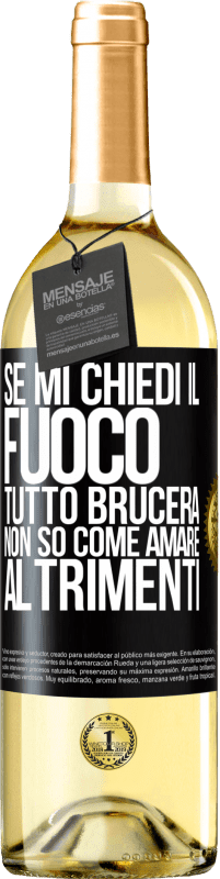 29,95 € Spedizione Gratuita | Vino bianco Edizione WHITE Se mi chiedi il fuoco, tutto brucerà. Non so come amare altrimenti Etichetta Nera. Etichetta personalizzabile Vino giovane Raccogliere 2024 Verdejo