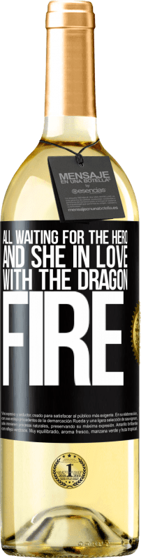 29,95 € Бесплатная доставка | Белое вино Издание WHITE Все ждут героя и она влюблена в драконий огонь Черная метка. Настраиваемая этикетка Молодое вино Урожай 2023 Verdejo