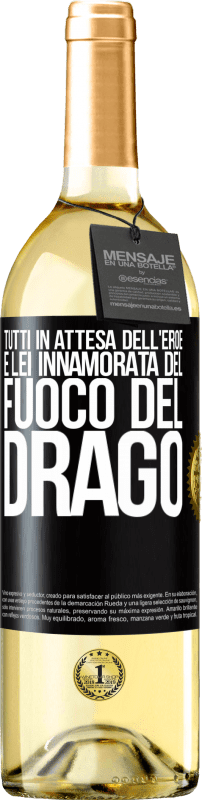 29,95 € Spedizione Gratuita | Vino bianco Edizione WHITE Tutti in attesa dell'eroe e lei innamorata del fuoco del drago Etichetta Nera. Etichetta personalizzabile Vino giovane Raccogliere 2024 Verdejo