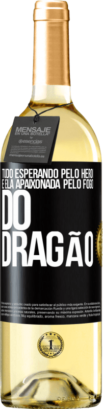 29,95 € Envio grátis | Vinho branco Edição WHITE Tudo esperando pelo herói e ela apaixonada pelo fogo do dragão Etiqueta Preta. Etiqueta personalizável Vinho jovem Colheita 2024 Verdejo