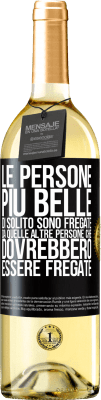 29,95 € Spedizione Gratuita | Vino bianco Edizione WHITE Le persone più belle di solito sono fregate da quelle altre persone che dovrebbero essere fregate Etichetta Nera. Etichetta personalizzabile Vino giovane Raccogliere 2023 Verdejo