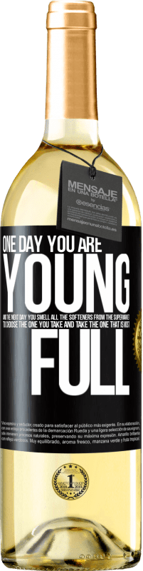 29,95 € Бесплатная доставка | Белое вино Издание WHITE Однажды вы молоды, а на следующий день вы чувствуете запах всех умягчителей из супермаркета, чтобы выбрать тот, который вы Черная метка. Настраиваемая этикетка Молодое вино Урожай 2023 Verdejo