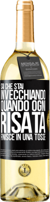 29,95 € Spedizione Gratuita | Vino bianco Edizione WHITE Sai che stai invecchiando, quando ogni risata finisce in una tosse Etichetta Nera. Etichetta personalizzabile Vino giovane Raccogliere 2024 Verdejo