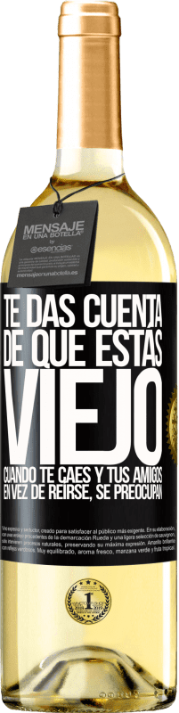 29,95 € Envío gratis | Vino Blanco Edición WHITE Te das cuenta de que estás viejo cuando te caes y tus amigos en vez de reírse, se preocupan Etiqueta Negra. Etiqueta personalizable Vino joven Cosecha 2024 Verdejo