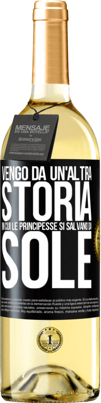 29,95 € Spedizione Gratuita | Vino bianco Edizione WHITE Vengo da un'altra storia in cui le principesse si salvano da sole Etichetta Nera. Etichetta personalizzabile Vino giovane Raccogliere 2023 Verdejo