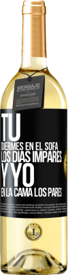 29,95 € Envío gratis | Vino Blanco Edición WHITE Tú duermes en el sofá los días impares y yo en la cama los pares Etiqueta Negra. Etiqueta personalizable Vino joven Cosecha 2025 Verdejo