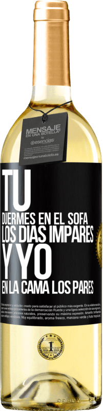 29,95 € Envío gratis | Vino Blanco Edición WHITE Tú duermes en el sofá los días impares y yo en la cama los pares Etiqueta Negra. Etiqueta personalizable Vino joven Cosecha 2023 Verdejo