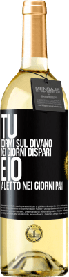 29,95 € Spedizione Gratuita | Vino bianco Edizione WHITE Tu dormi sul divano nei giorni dispari e io a letto nei giorni pari Etichetta Nera. Etichetta personalizzabile Vino giovane Raccogliere 2024 Verdejo