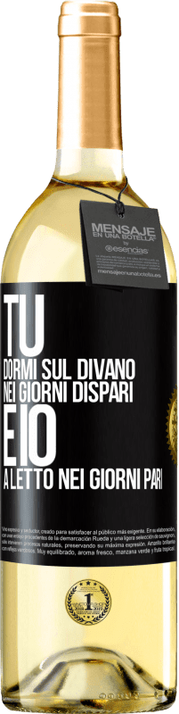 29,95 € Spedizione Gratuita | Vino bianco Edizione WHITE Tu dormi sul divano nei giorni dispari e io a letto nei giorni pari Etichetta Nera. Etichetta personalizzabile Vino giovane Raccogliere 2023 Verdejo