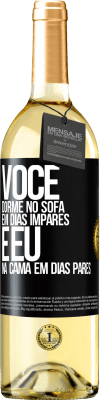 29,95 € Envio grátis | Vinho branco Edição WHITE Você dorme no sofá em dias ímpares e eu na cama em dias pares Etiqueta Preta. Etiqueta personalizável Vinho jovem Colheita 2025 Verdejo
