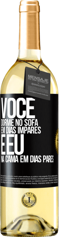 29,95 € Envio grátis | Vinho branco Edição WHITE Você dorme no sofá em dias ímpares e eu na cama em dias pares Etiqueta Preta. Etiqueta personalizável Vinho jovem Colheita 2023 Verdejo