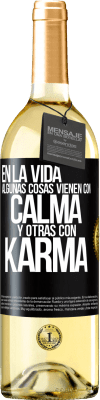 29,95 € Envío gratis | Vino Blanco Edición WHITE En la vida algunas cosas vienen con calma y otras con karma Etiqueta Negra. Etiqueta personalizable Vino joven Cosecha 2024 Verdejo