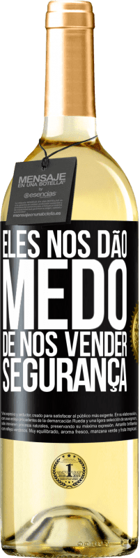 29,95 € Envio grátis | Vinho branco Edição WHITE Eles nos dão medo de nos vender segurança Etiqueta Preta. Etiqueta personalizável Vinho jovem Colheita 2023 Verdejo