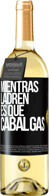 29,95 € Envío gratis | Vino Blanco Edición WHITE Mientras ladren es que cabalgas Etiqueta Negra. Etiqueta personalizable Vino joven Cosecha 2024 Verdejo