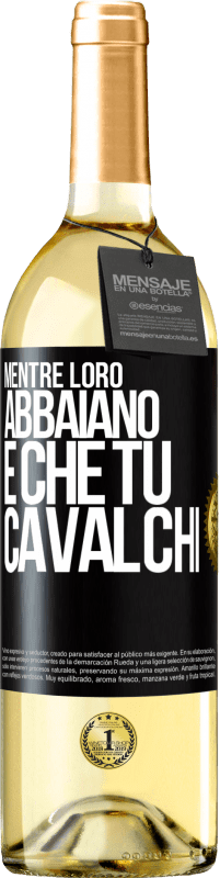 29,95 € Spedizione Gratuita | Vino bianco Edizione WHITE Mentre loro abbaiano è che tu cavalchi Etichetta Nera. Etichetta personalizzabile Vino giovane Raccogliere 2024 Verdejo