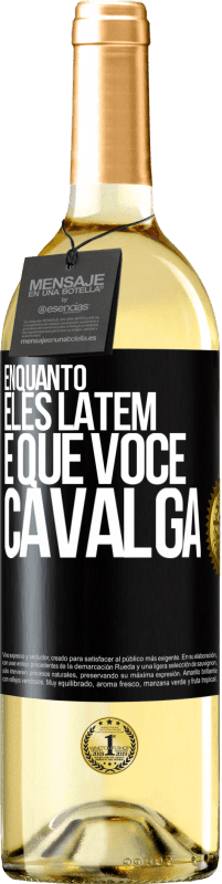 29,95 € Envio grátis | Vinho branco Edição WHITE Enquanto eles latem é que você cavalga Etiqueta Preta. Etiqueta personalizável Vinho jovem Colheita 2024 Verdejo