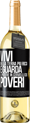 29,95 € Spedizione Gratuita | Vino bianco Edizione WHITE Vivi nella terra più ricca e guarda il potere in cervelli così poveri Etichetta Nera. Etichetta personalizzabile Vino giovane Raccogliere 2023 Verdejo