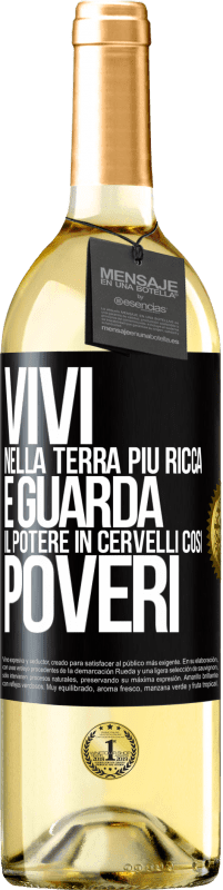 29,95 € Spedizione Gratuita | Vino bianco Edizione WHITE Vivi nella terra più ricca e guarda il potere in cervelli così poveri Etichetta Nera. Etichetta personalizzabile Vino giovane Raccogliere 2024 Verdejo