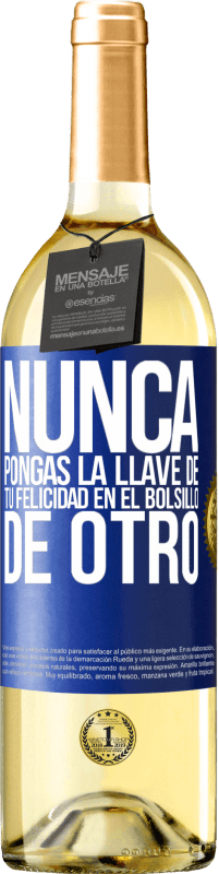 29,95 € Envío gratis | Vino Blanco Edición WHITE Nunca pongas la llave de tu felicidad en el bolsillo de otro Etiqueta Azul. Etiqueta personalizable Vino joven Cosecha 2024 Verdejo