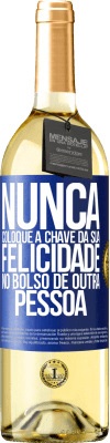 29,95 € Envio grátis | Vinho branco Edição WHITE Nunca coloque a chave da sua felicidade no bolso de outra pessoa Etiqueta Azul. Etiqueta personalizável Vinho jovem Colheita 2023 Verdejo