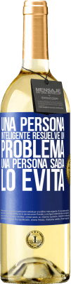 29,95 € Envío gratis | Vino Blanco Edición WHITE Una persona inteligente resuelve un problema. Una persona sabia lo evita Etiqueta Azul. Etiqueta personalizable Vino joven Cosecha 2025 Verdejo