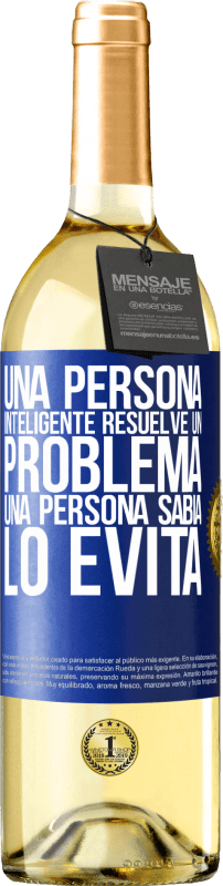 29,95 € Envío gratis | Vino Blanco Edición WHITE Una persona inteligente resuelve un problema. Una persona sabia lo evita Etiqueta Azul. Etiqueta personalizable Vino joven Cosecha 2024 Verdejo