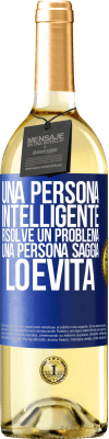 29,95 € Spedizione Gratuita | Vino bianco Edizione WHITE Una persona intelligente risolve un problema. Una persona saggia lo evita Etichetta Blu. Etichetta personalizzabile Vino giovane Raccogliere 2024 Verdejo