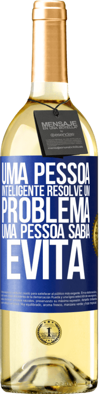 29,95 € Envio grátis | Vinho branco Edição WHITE Uma pessoa inteligente resolve um problema. Uma pessoa sábia evita Etiqueta Azul. Etiqueta personalizável Vinho jovem Colheita 2024 Verdejo