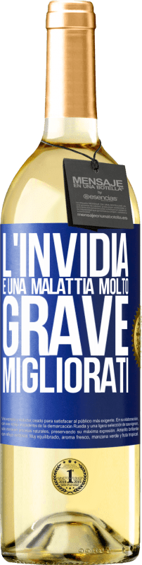 29,95 € Spedizione Gratuita | Vino bianco Edizione WHITE L'invidia è una malattia molto grave, migliorati Etichetta Blu. Etichetta personalizzabile Vino giovane Raccogliere 2024 Verdejo