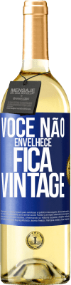 29,95 € Envio grátis | Vinho branco Edição WHITE Você não envelhece, fica vintage Etiqueta Azul. Etiqueta personalizável Vinho jovem Colheita 2023 Verdejo