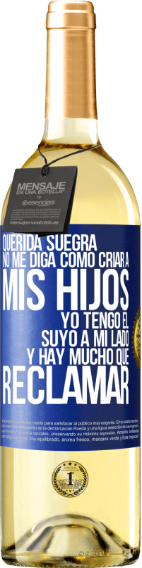 29,95 € Envío gratis | Vino Blanco Edición WHITE Querida suegra, no me diga como criar a mis hijos. Yo tengo el suyo a mi lado y hay mucho que reclamar Etiqueta Azul. Etiqueta personalizable Vino joven Cosecha 2024 Verdejo