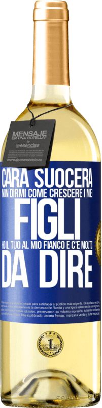 29,95 € Spedizione Gratuita | Vino bianco Edizione WHITE Cara suocera, non dirmi come crescere i miei figli. Ho il tuo al mio fianco e c'è molto da dire Etichetta Blu. Etichetta personalizzabile Vino giovane Raccogliere 2024 Verdejo