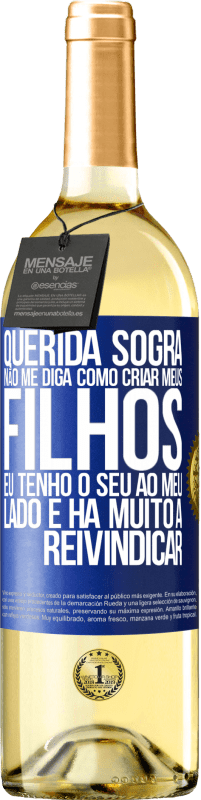 29,95 € Envio grátis | Vinho branco Edição WHITE Querida sogra, não me diga como criar meus filhos. Eu tenho o seu ao meu lado e há muito a reivindicar Etiqueta Azul. Etiqueta personalizável Vinho jovem Colheita 2024 Verdejo