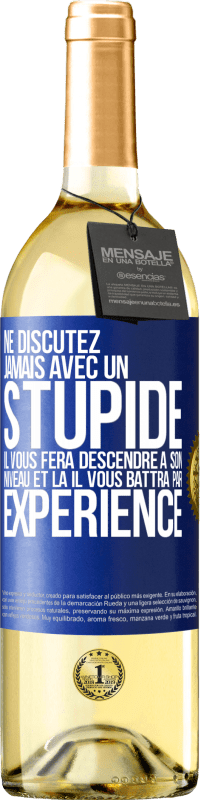 29,95 € Envoi gratuit | Vin blanc Édition WHITE Ne discutez jamais avec un stupide. Il vous fera descendre à son niveau et là il vous battra par expérience Étiquette Bleue. Étiquette personnalisable Vin jeune Récolte 2024 Verdejo