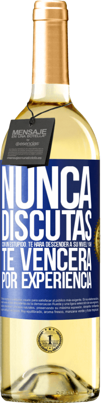 29,95 € Envío gratis | Vino Blanco Edición WHITE Nunca discutas con un estúpido. Te hará descender a su nivel y ahí te vencerá por experiencia Etiqueta Azul. Etiqueta personalizable Vino joven Cosecha 2024 Verdejo