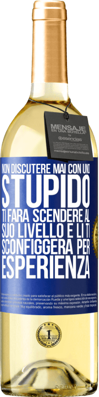 29,95 € Spedizione Gratuita | Vino bianco Edizione WHITE Non discutere mai con uno stupido. Ti farà scendere al suo livello e lì ti sconfiggerà per esperienza Etichetta Blu. Etichetta personalizzabile Vino giovane Raccogliere 2024 Verdejo