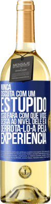 29,95 € Envio grátis | Vinho branco Edição WHITE Nunca discuta com um estúpido. Isso fará com que você desça ao nível dele e aí derrotá-lo-á pela experiência Etiqueta Azul. Etiqueta personalizável Vinho jovem Colheita 2023 Verdejo