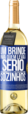 29,95 € Envio grátis | Vinho branco Edição WHITE Um brinde para quem leva a sério os relacionamentos e é por isso que estamos sozinhos Etiqueta Azul. Etiqueta personalizável Vinho jovem Colheita 2023 Verdejo